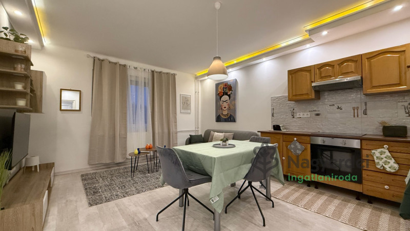 Debrecen, Nagyerdő, Lakás, csúsztatott zsalus  