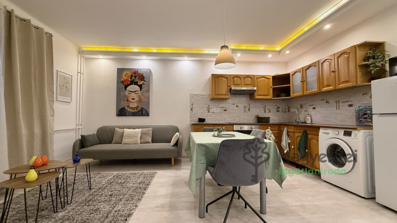 Debrecen, Nagyerdő, Lakás, csúsztatott zsalus  