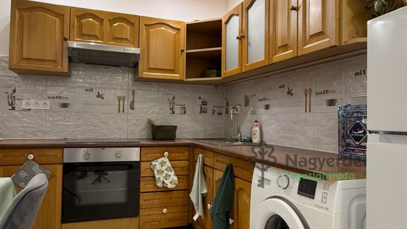 Debrecen, Nagyerdő, Lakás, csúsztatott zsalus  