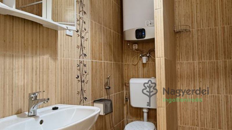 Debrecen, Nagyerdő, Lakás, csúsztatott zsalus  