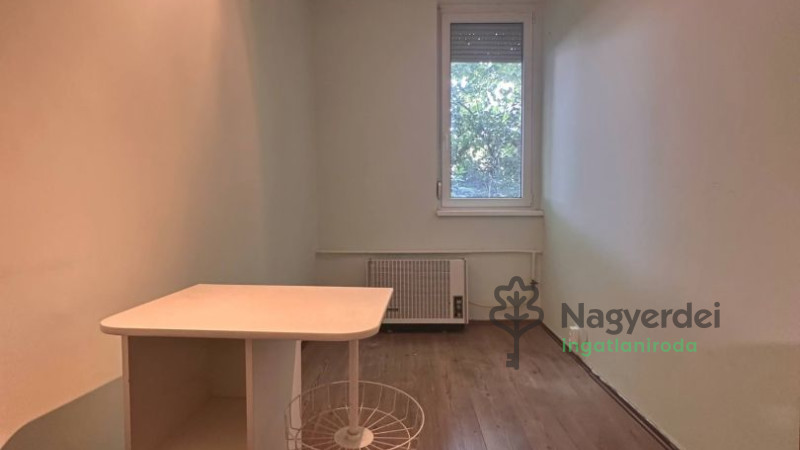 Debrecen, Nagyerdő, Lakás, tégla lakás  