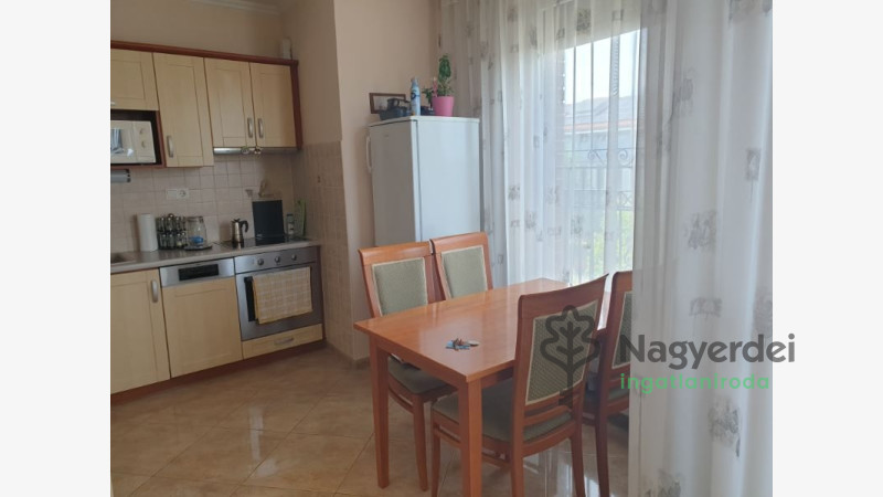 Debrecen, Nagyerdő, Lakás, tégla lakás  