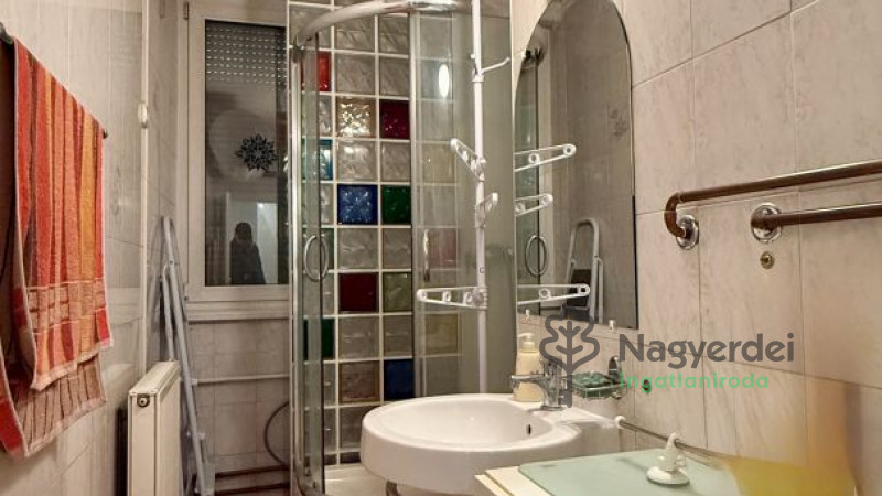 Debrecen, Sestakert, Üzlethelyiség, nem üzletközpontban  