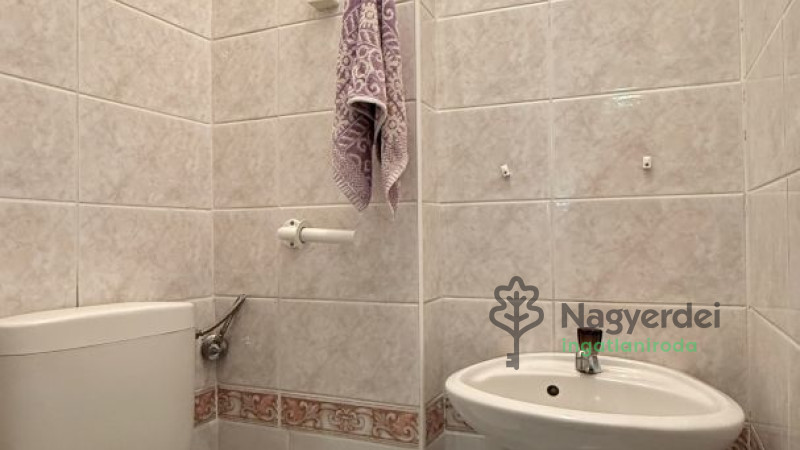 Debrecen, Sestakert, Üzlethelyiség, nem üzletközpontban  