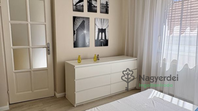 Debrecen, Nagyerdő, Lakás, tégla lakás  