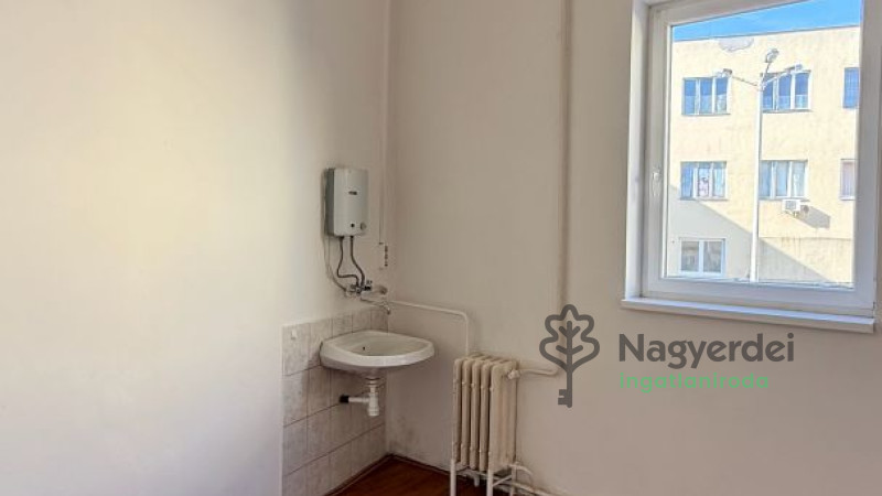 Debrecen, Burgundia, Iroda, irodaházban  