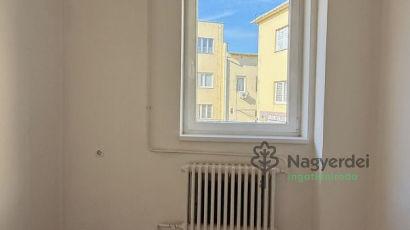 Debrecen, Burgundia, Iroda, irodaházban  