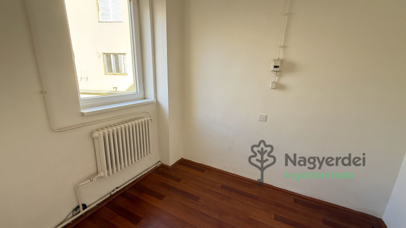 Debrecen, Burgundia, Iroda, irodaházban  