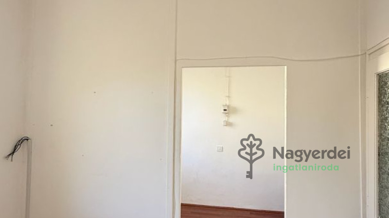 Debrecen, Burgundia, Iroda, irodaházban  