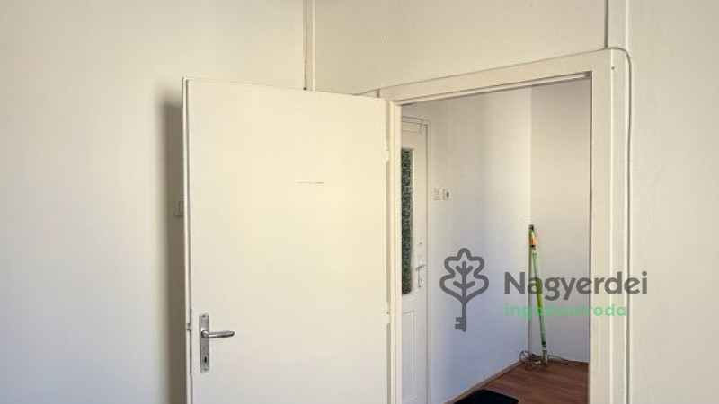 Debrecen, Burgundia, Iroda, irodaházban  