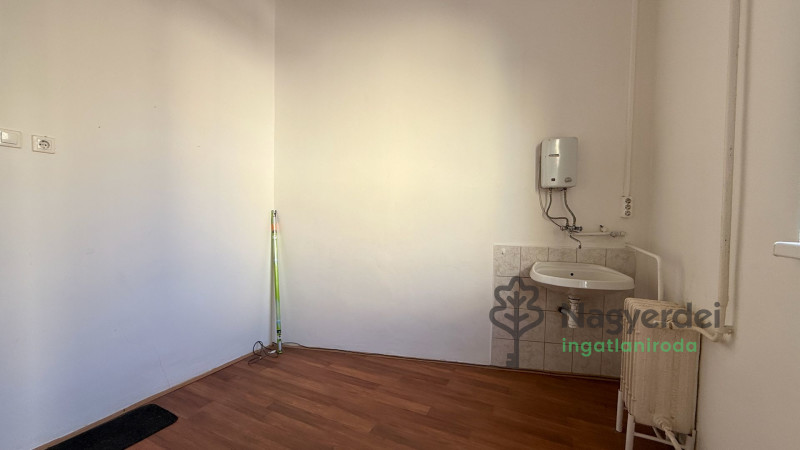 Debrecen, Burgundia, Iroda, irodaházban  