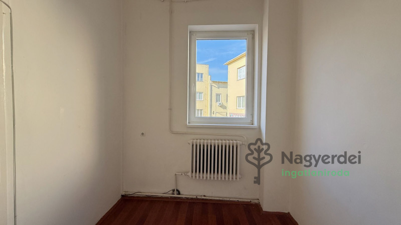 Debrecen, Burgundia, Iroda, irodaházban  