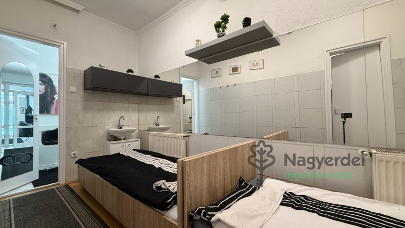 Debrecen, Akadémia kert, Lakás, tégla lakás  