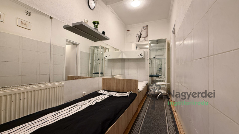 Debrecen, Akadémia kert, Lakás, tégla lakás  