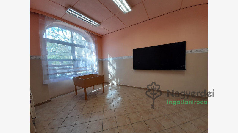 Debrecen, Tócóskert, Üzlethelyiség, nem üzletközpontban  