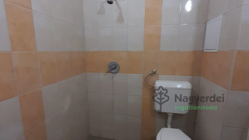 Debrecen, Tócóskert, Üzlethelyiség, nem üzletközpontban  