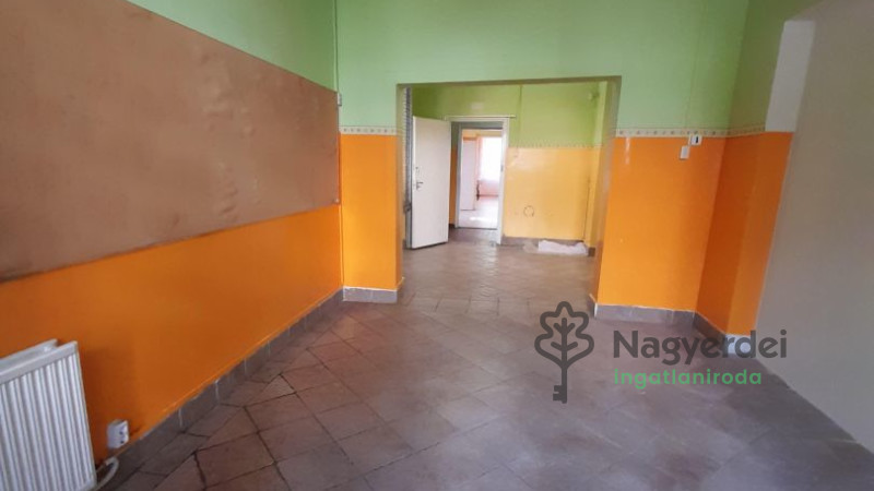 Debrecen, Tócóskert, Üzlethelyiség, nem üzletközpontban  
