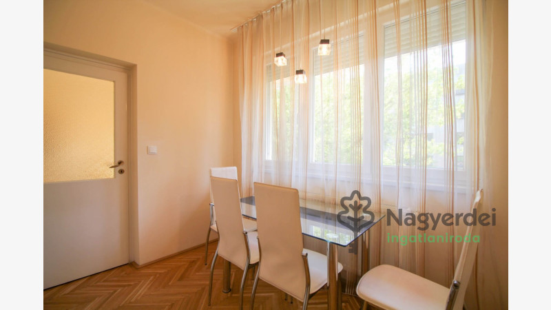 Debrecen, Nagyerdő, Lakás, tégla lakás  