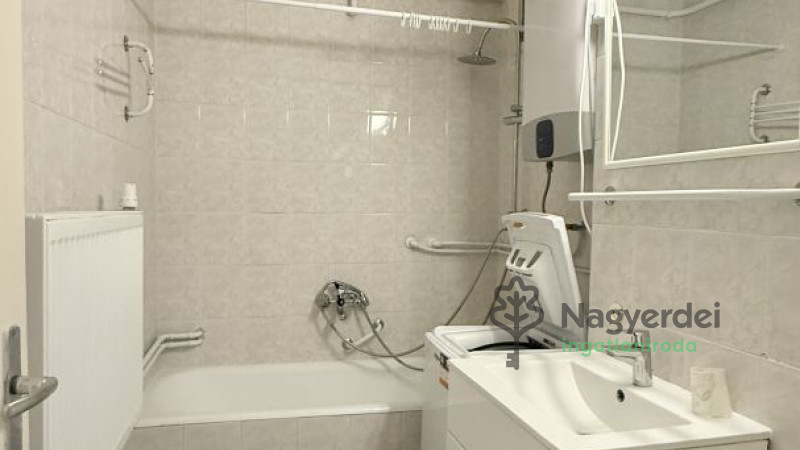 Debrecen, Nagyerdőalja, Lakás, tégla lakás  