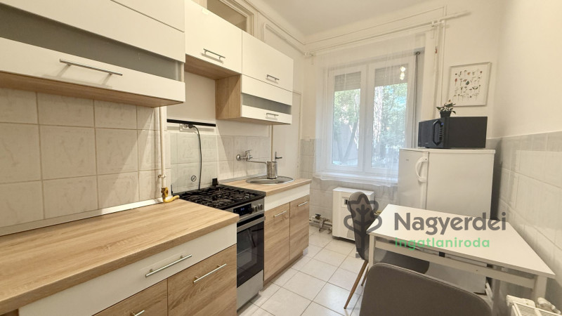 Debrecen, Nagyerdőalja, Lakás, tégla lakás  