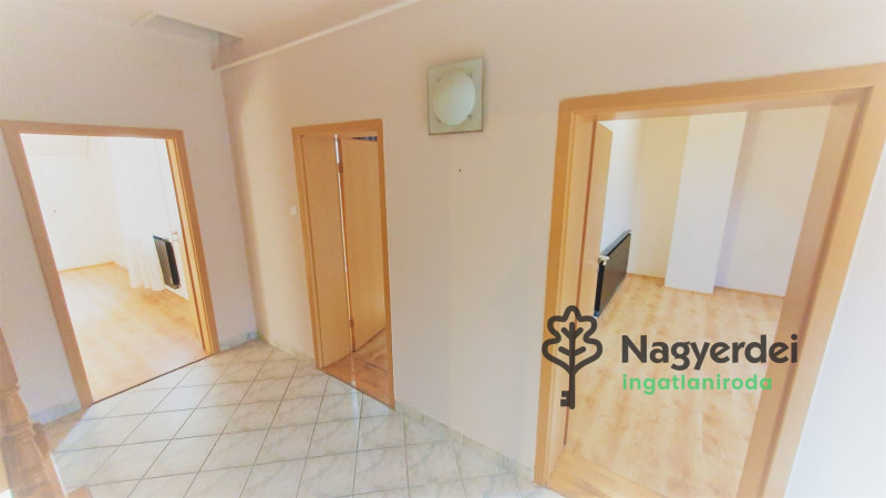 Debrecen, Akadémia kert, Ház, sorház  