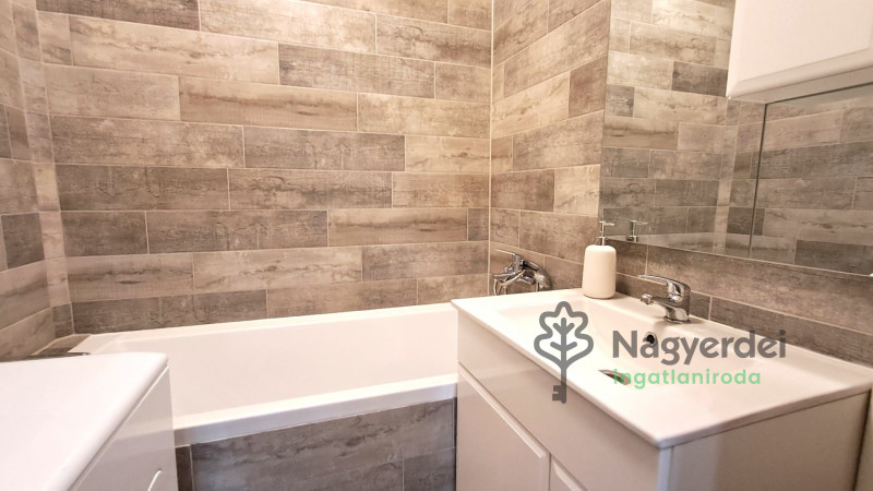 Debrecen, Sestakert, Lakás, csúsztatott zsalus  