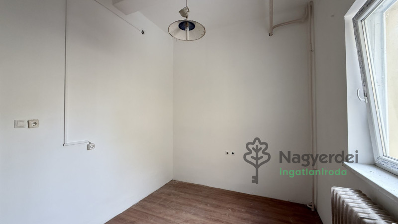 Debrecen, Burgundia, Iroda, irodaházban  