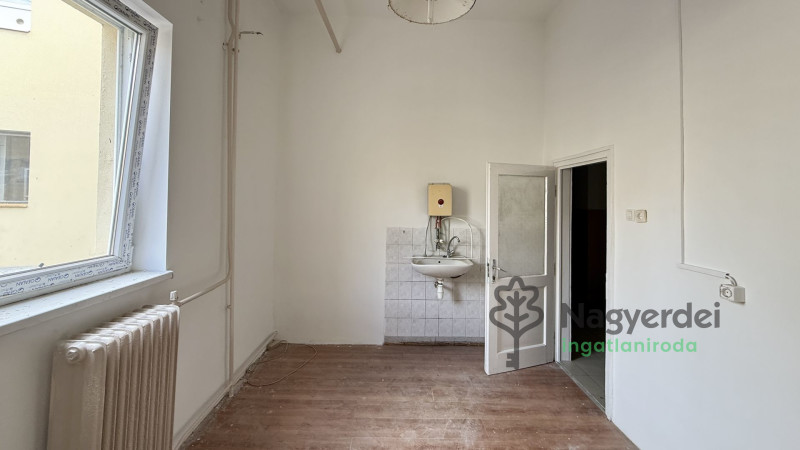 Debrecen, Burgundia, Iroda, irodaházban  