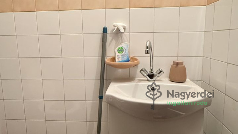 Debrecen, Libakert, Üzlethelyiség, nem üzletközpontban  