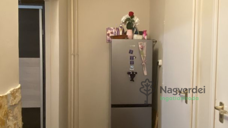 Debrecen, Tócóvölgy, Lakás, csúsztatott zsalus  