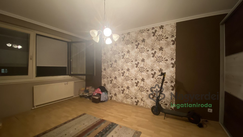 Debrecen, Tócóvölgy, Lakás, csúsztatott zsalus  