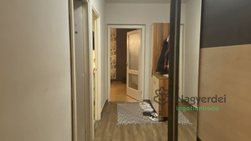 Debrecen, Tócóvölgy, Lakás, csúsztatott zsalus  