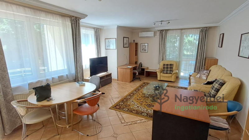 Debrecen, Nagyerdő, Lakás, tégla lakás  