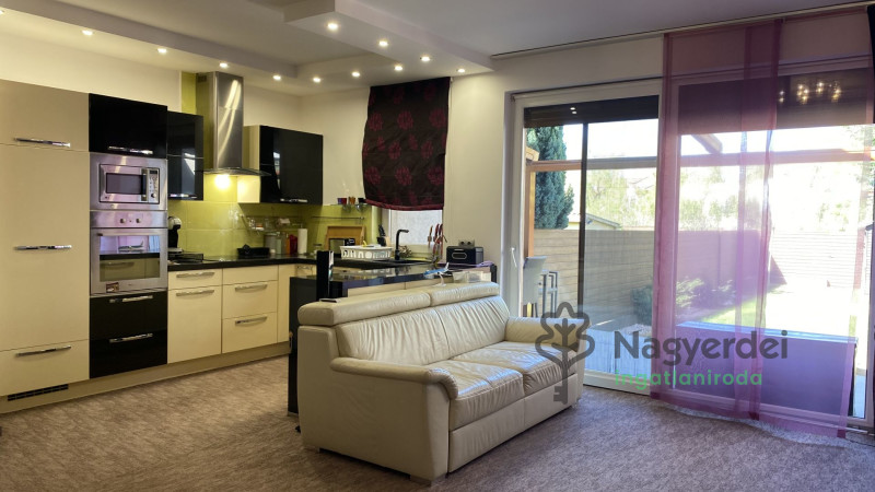 Debrecen, Liget lakópark, Ház, sorház  