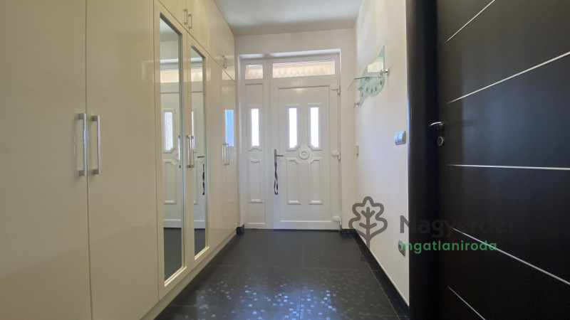 Debrecen, Liget lakópark, Ház, sorház  