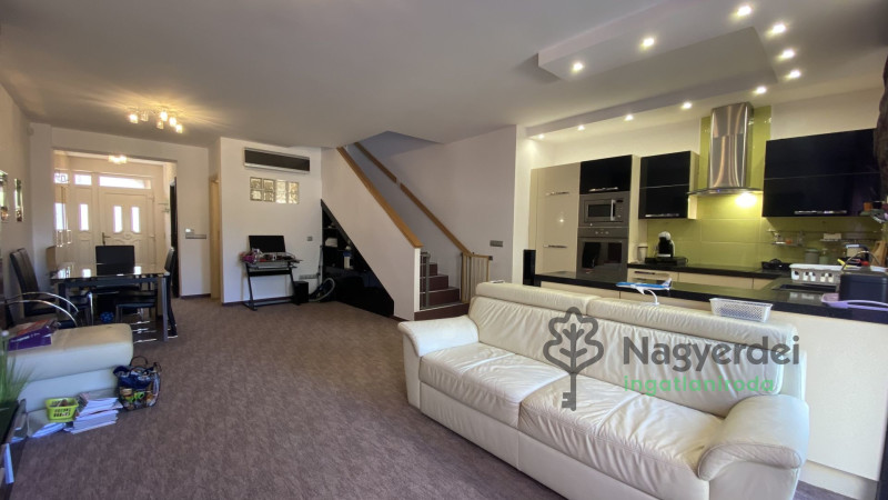 Debrecen, Liget lakópark, Ház, sorház  