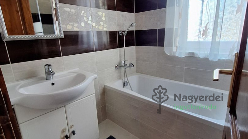 Debrecen, Széchenyikert, Lakás, tégla lakás  