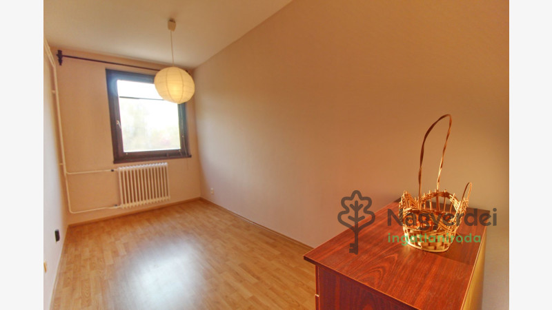 Debrecen, Urrétje, Lakás, csúsztatott zsalus  