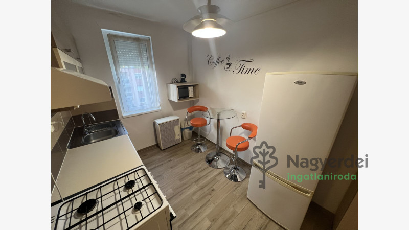 Debrecen, Nagyerdőalja, Lakás, tégla lakás  