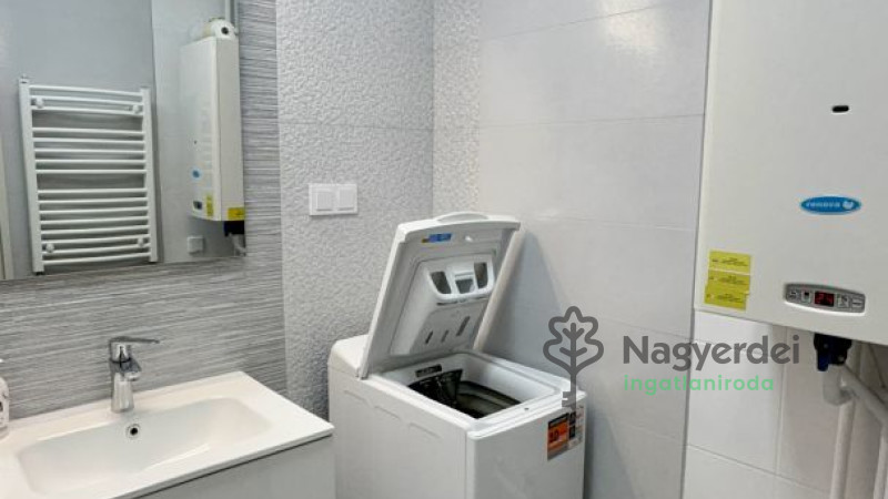 Debrecen, Nagyerdő, Lakás, tégla lakás  
