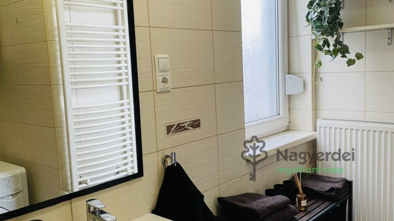 Debrecen, Nagyerdő, Lakás, csúsztatott zsalus  