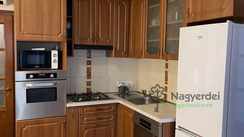 Debrecen, Nagyerdő, Lakás, csúsztatott zsalus  