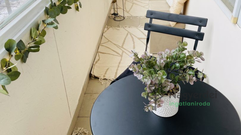 Debrecen, Nagyerdő, Lakás, csúsztatott zsalus  