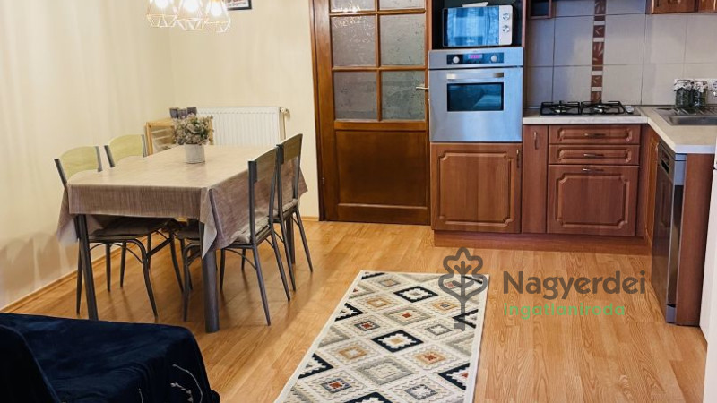 Debrecen, Nagyerdő, Lakás, csúsztatott zsalus  