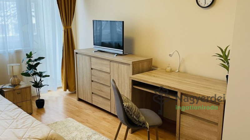 Debrecen, Nagyerdő, Lakás, csúsztatott zsalus  