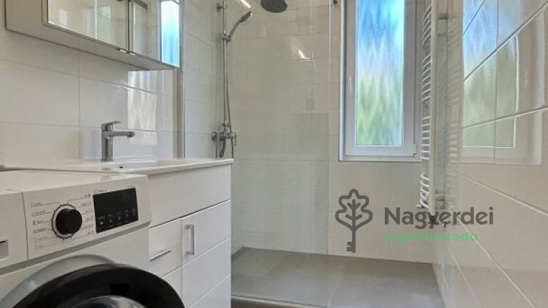 Debrecen, Nagyerdő, Lakás, tégla lakás  