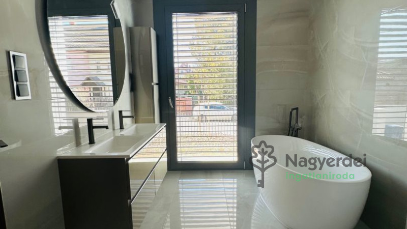 Debrecen, Nagyerdő, Lakás, tégla lakás  