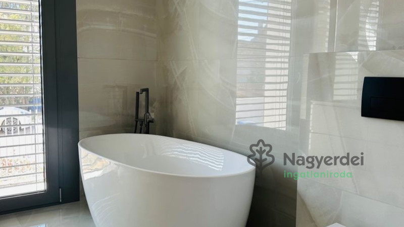 Debrecen, Nagyerdő, Lakás, tégla lakás  