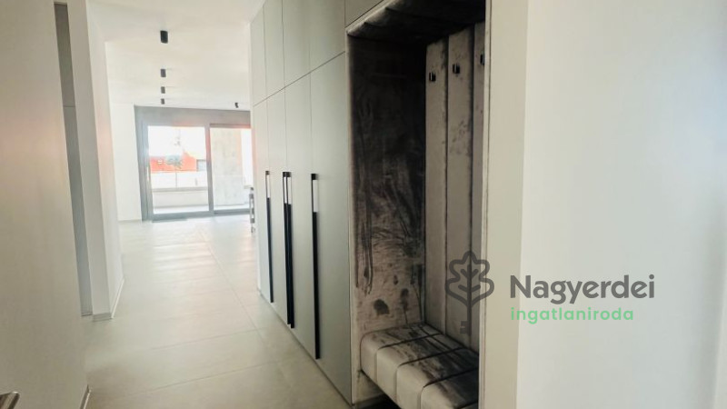 Debrecen, Nagyerdő, Lakás, tégla lakás  