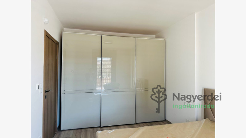 Debrecen, Nagyerdő, Lakás, tégla lakás  